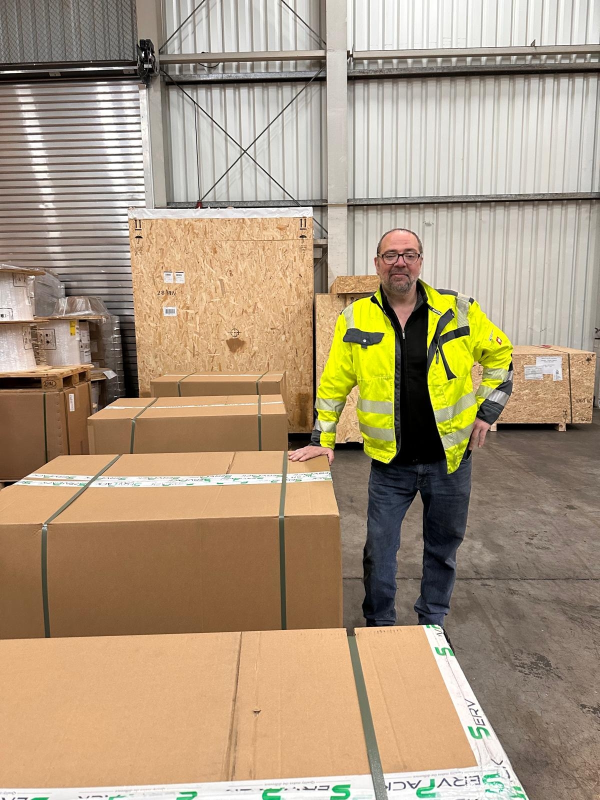 ServPack Mitarbeiter in der Lagerhalle